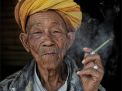portrait smoker inle lake myanmar burma